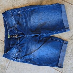 YMI WannaBettaButt? YUMMY Denim Shorts sz 5 stretch